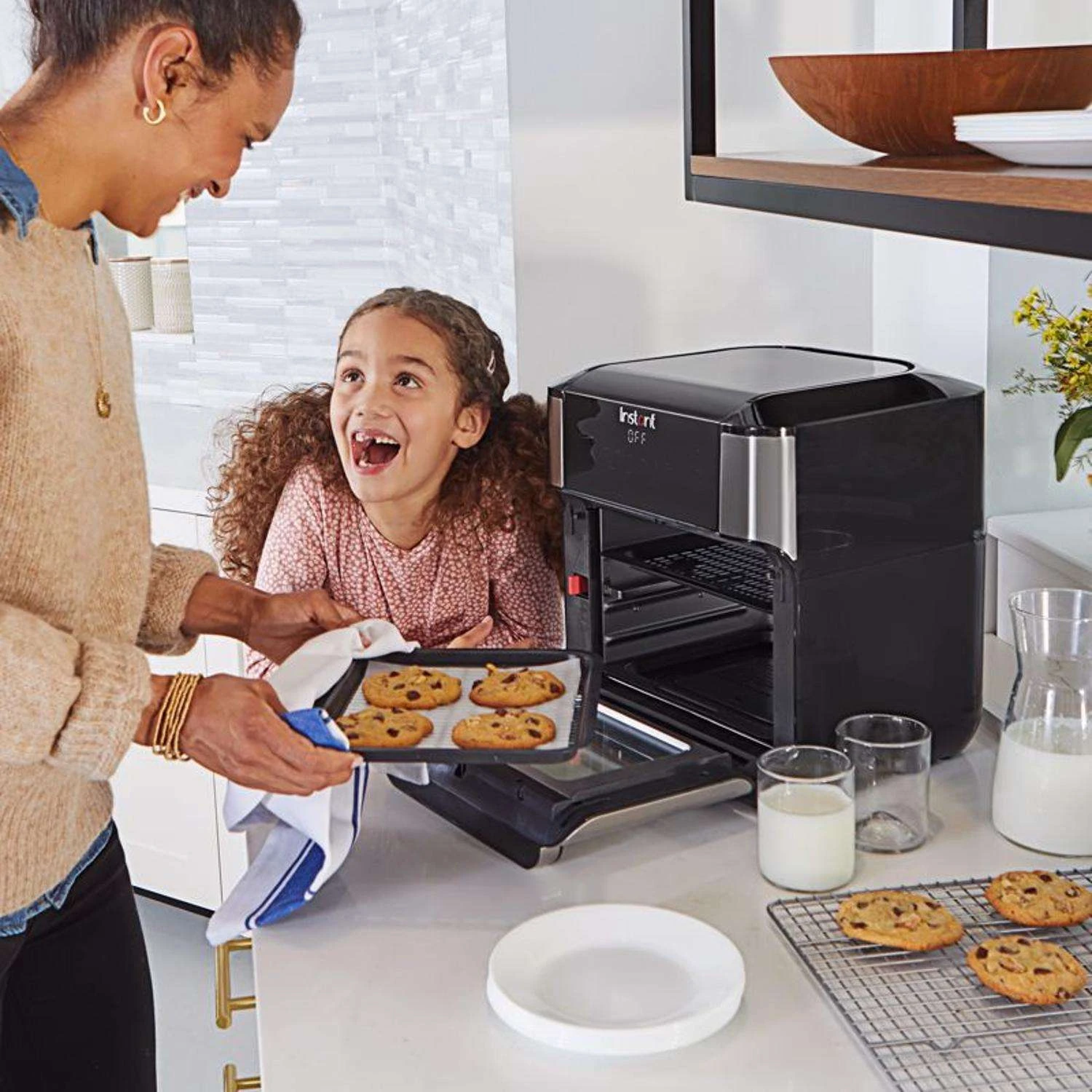 Instant Vortex Plus Black/Silver 10 Qt Programmable Air Fryer Oven 5 Instant Vortex Plus Black/Silver 10 Qt Programmable Air Fryer Oven - Image 3